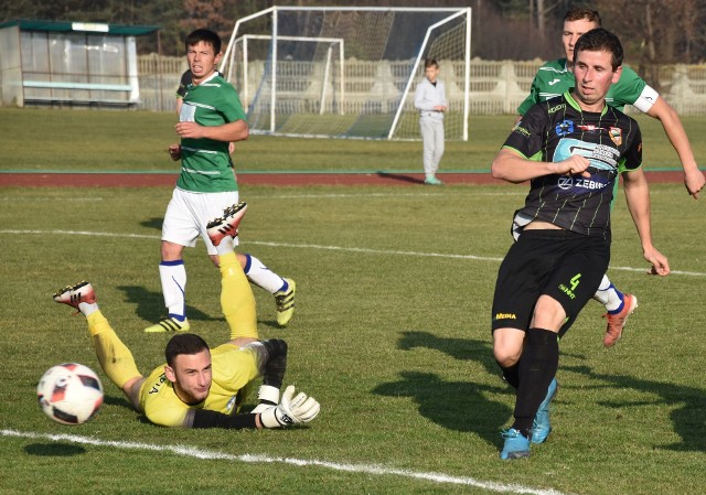Mariusza Fabjańskiego (w czarnej koszulce) nie zobaczymy wiosną w zespole, ale pozostali koledzy chcą skutecznie powalczyć o awans do IV ligi.