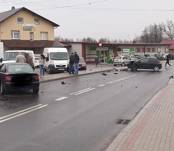 Wypadek na drodze krajowej 79 w Samborcu. Po zderzeniu dwóch aut jedno wpadło na parking przy kościele. 7 aut zniszczonych. Zobacz zdjęcia