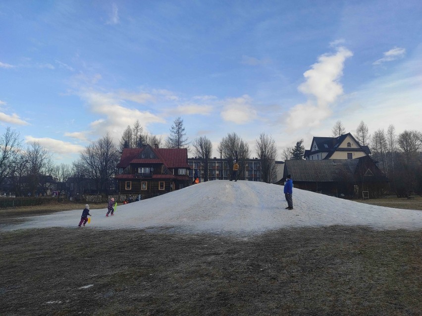 Zakopane. Początek ferii. Miasto puste, stoki zamknięte. Jedyna atrakcja to śnieżna górka 