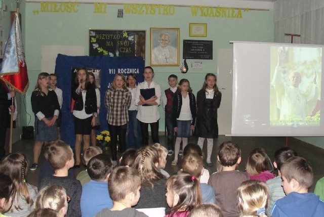 2 kwietnia w Szkole Podstawowej imienia Jana Pawła II w Czostkowie odbyła się na długiej przerwie uroczysta akademia.