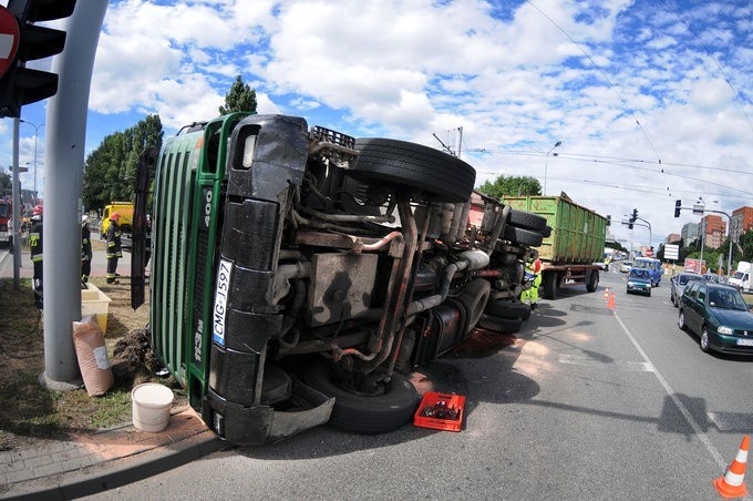 Wypadek ciężarówki na Rondzie Fordońskim