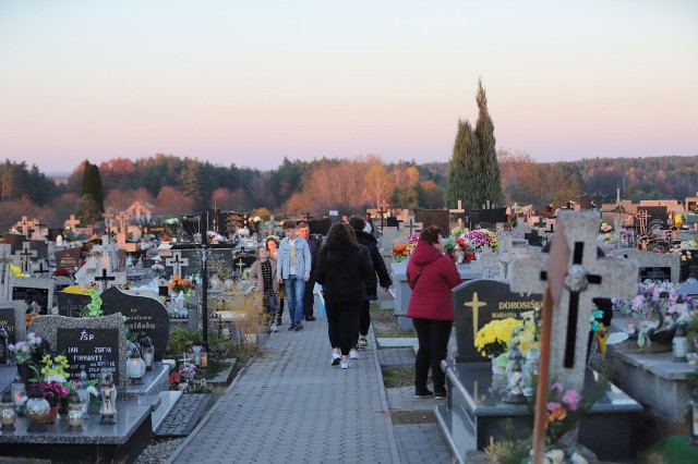 Cmentarz w Staszowie gotowy przed Wszystkimi Świętymi.