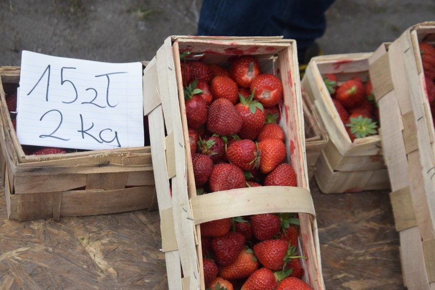 Truskawki rozchwytywane na targu w Przysusze. Są też czereśnie. Sprawdziliśmy ceny owoców i warzyw. Zobaczcie zdjęcia