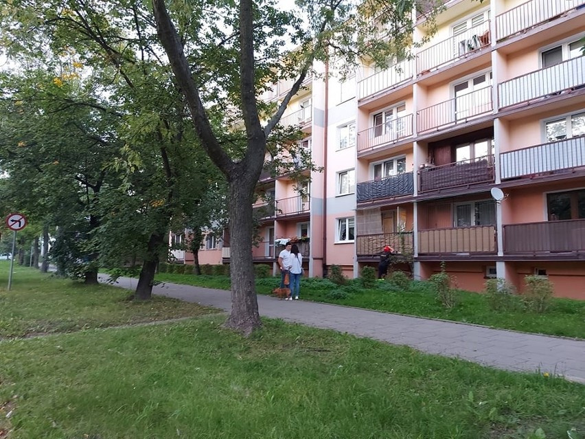 Łódź. Starsza pani przewróciła się na balkonie. Wołanie o pomoc usłyszeli przechodnie...