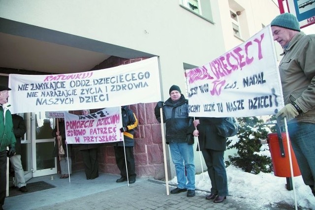 Mieszkańcy Dąbrowy Białostockiej, Suchowoli i Nowego Dworu nie dają za wygraną. W minionym tygodniu, mimo kilkunastostopniowego mrozu, z transparentami w rękach protestowali przed wejściem głównym do sokólskiego szpitala.