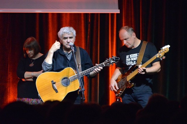 Koncert kultowego zespołu Wolna Grupa Bukowina zgromadził w trzech salach Pałacyku Zielińskich nadkomplet publiczności. Grupa założona w 1970 roku przez Wojtka Belona w Busku Zdroju wciąż cieszy się olbrzymia popularnością, za kilka miesięcy będzie obchodzić 50 lecie działalności. Grają i śpiewają piosenkę poetycką i turystyczną, od tytułu jednego z najbardziej znanych utworów grupy "Pieśń Łagodnych" nadano nazwę nurtowi muzycznemu - kraina łagodności. ZOBACZ NA KOLEJNYCH SLAJDACH>>>