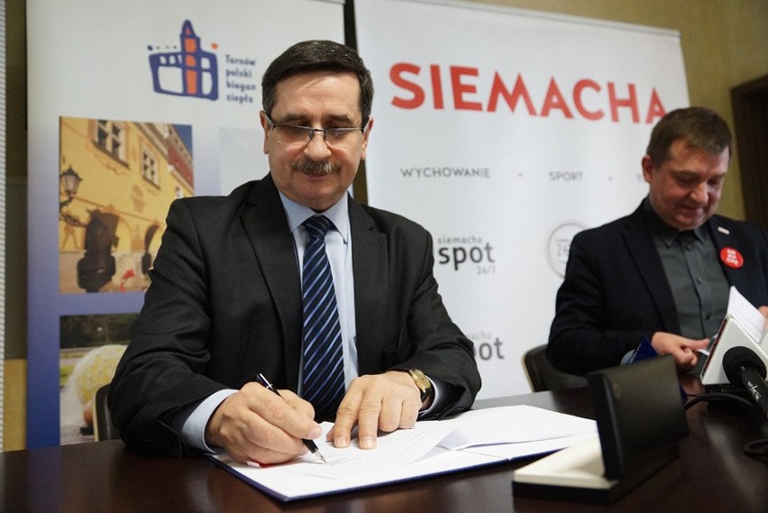 Prezydent Roman Ciepiela podpisał umowy z organizacjami...