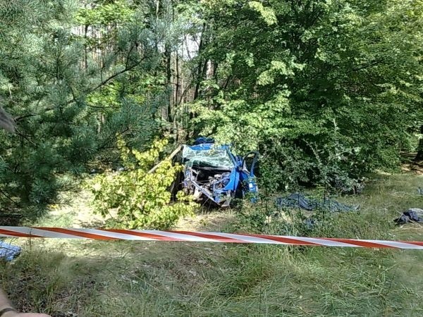 Peugeot został rozerwany na strzępy. Mężczyźni nie mieli...