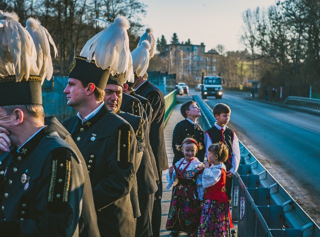 To piękna pamiątka po zakładzie dla przyszłych pokoleń, a także forma uznania dla górników - mówią twórcy teledysku.