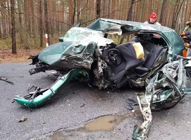 Do śmiertelnego wypadku doszło we wtorek, 25 grudnia, na trasie koło Bronic w okolicach Żar. Volkswagen polo rozbił się o drzewo. Zginął 32-letni kierowca.O zdarzeniu już informowaliśmy. Do wypadku doszło około godz. 11.00. Służby ratownicze, które dotarły na miejsce zdarzenia zastały makabryczny widok. Na drodze i na poboczach leżały elementy samochodu, który rozpadł się na kawałki po zderzeniu z drzewem.Wrak pojazdu świadczy o tym jak potężne siły działają na pojazd podczas takiego wypadku. Elementy karoserii leżały daleko od wraku. Części samochodu znaleziono porozrzucane w lesie kilkadziesiąt metrów od miejsca zderzenia.32-letni kierowca volkswagen zginął na miejscu. Żarska policja wyjaśnia jak doszło do tragedii.Zobacz również: Dramatyczny wypadek na drodze krajowej nr 27