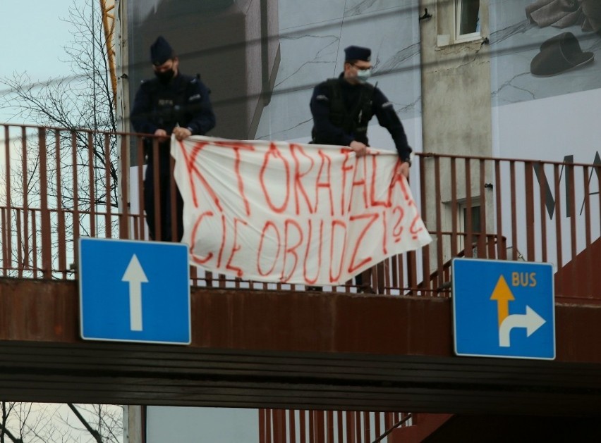 Policja usuwa transparent z kładki nad ulicą Legnicką we...