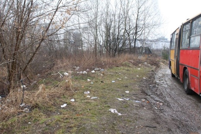 Na pętli autobusu linii 13 przy ulicy Zbożowej tworzy się wielkie śmietnisko. Butelki, kartony, stare opakowania po produktach spożywczych zalegają w rowach i na poboczach.