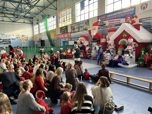 W poniedziałek, 4 grudnia przedszkolaki z "Sylabki" spotkały się ze Świętym Mikołajem. Były gry, zabawy i dużo energicznej muzyki. Hala Sportowa zamieniła się w krainę Świętego Mikołaja