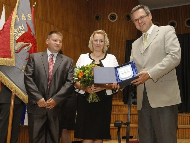 Marta Kozakowska-Kuźnicka i Andrzej Kuźnicki poprzez swoje sukcesy z zespołem tanecznym promują od lat miasto - nagrodę wręczył zastępca prezydenta Krzysztof Soska.