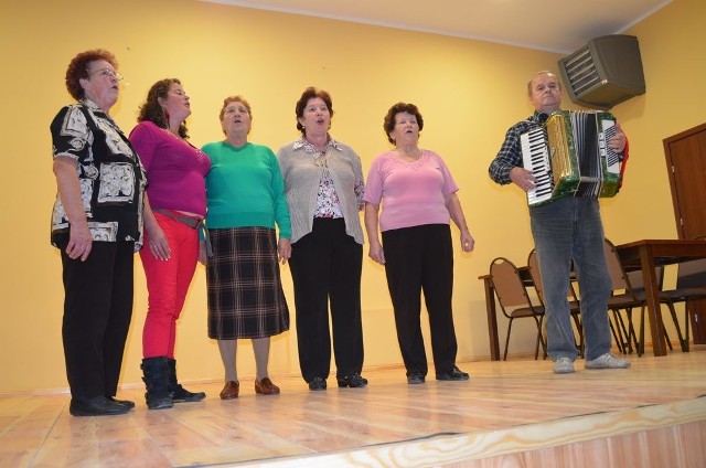 Zespół Kasztelanki w czasie próby na scenie w domu kultury w Raciążu