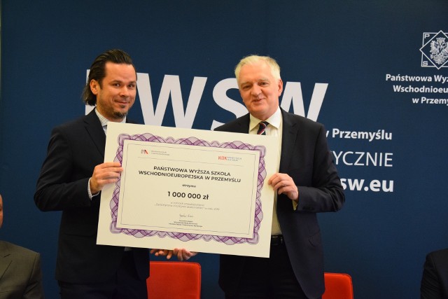 W Przemyślu wicepremier Jarosław Gowin (nz. z prawej) przekazał czek rektorowi PWSW dr. Pawłowi Treflerowi.