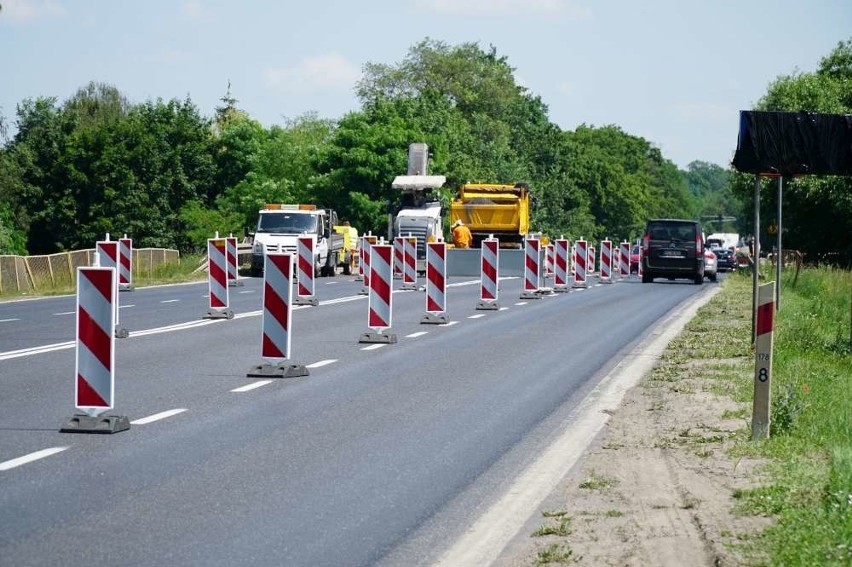 Poznań: Na Lechickiej nad PST wygrodzone pasy jezdni z powodu napraw dylatacji