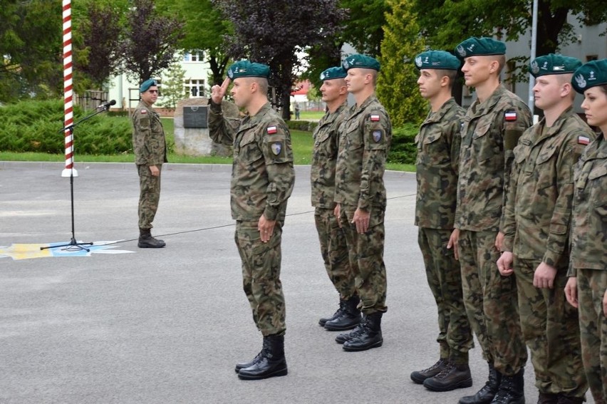 Uroczysta zbórka na terenie koszar.