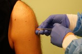 Rząd wstrzymuje szczepienia dla medyków żeby dawek wystarczyło dla seniorów