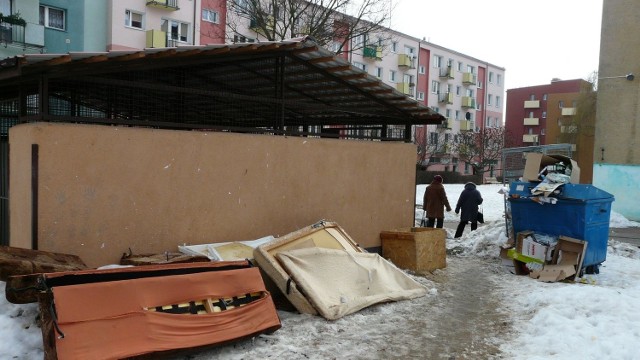 Na zapleczu budynków przy ul. Grodzkiej walają się stare tapczany, fotele i lodówki. 