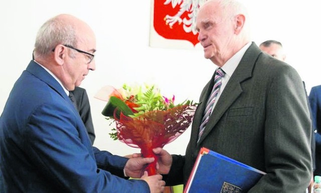 Profesor Bohdan Czacharowski (z prawej) został wyróżniony przez Radę Powiatu, nagrody wręczał starosta Marek Ścisłowski.