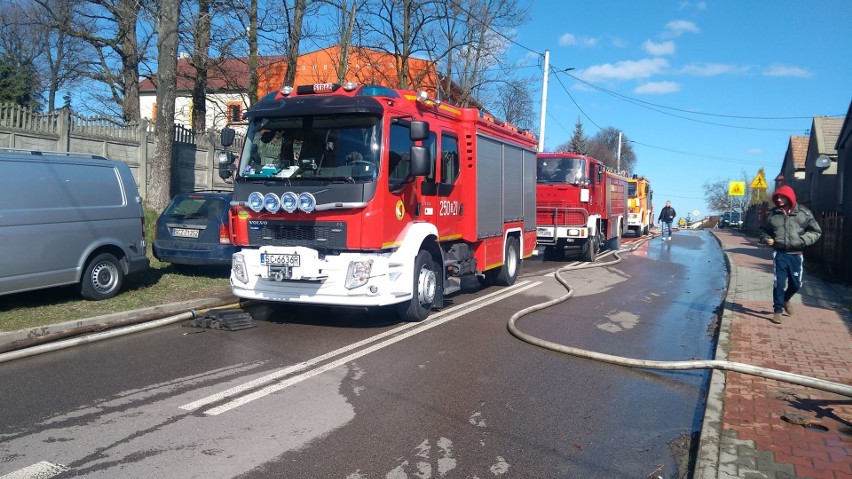 Pożar zakładu przetwórstwa w Mokrzeszy...