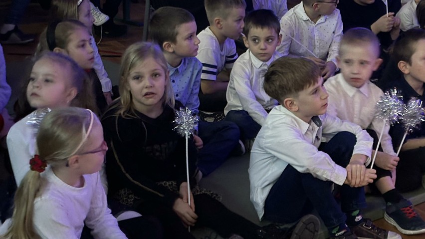 Wspólne kolędowanie w Publicznej Szkole Podstawowej numer 33 w Radomiu. Dzieci zaśpiewały najpiękniejsze świąteczne pieśni. Zobacz zdjęcia