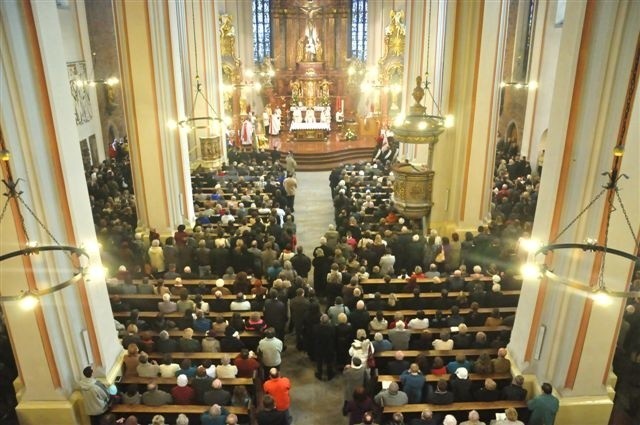 Opole: Msza w katedrze w intencji ofiar katastrofy w...