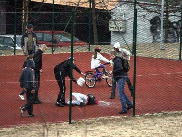 Śmigus-dyngus 2010 na Piasta. Dziewczyna leżąca na boisku na pewno nie cieszy się z polewania wiadrem.