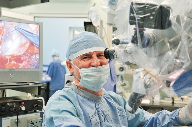 Profesor Zenon Mariak jest neurochirurgiem, kierownikiem Kliniki Neurochirurgii Uniwersytetu Medycznego w Białymstoku