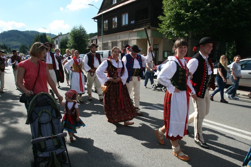 Tydzień Kultury Beskidzkiej 2016: Drugi dzień święta folkloru. Barwny korowód w Szczyrku [ZDJĘCIA]