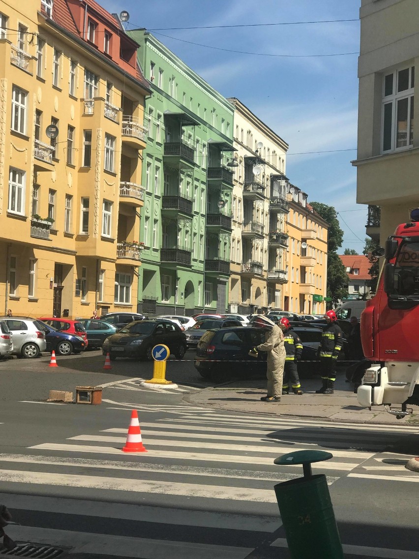 Strażacy ratują pszczoły na rogu ul. 5 Lipca i Pocztowej w Szczecinie [WIDEO, ZDJĘCIA]