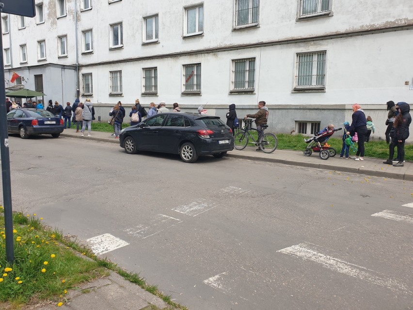 Kilkusetosobowa kolejka po nowe karty przedpłacone przed Centrum Świadczeń Socjalnych