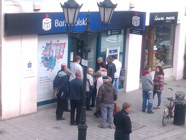 14 maja, godz. 9.58. Kolejka przed bankiem PKO BP na Rynku w Oświęcimiu. Ludzie czekają na otwarcie placówki
