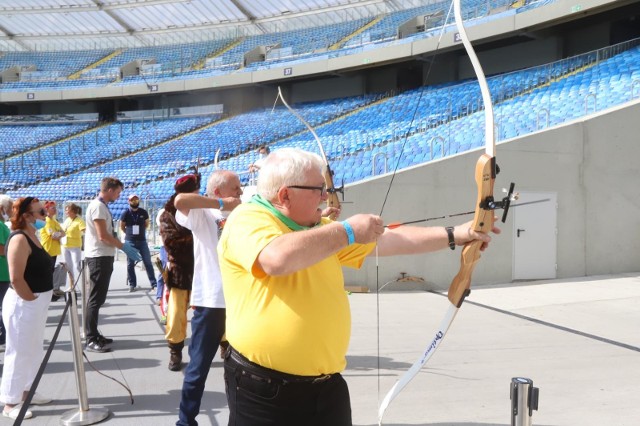 Olimpiada Seniorów na Stadionie Śląskim - zawodnicy i kibice reprezentacji Uniwersytetów Trzeciego Wieku  Zobacz kolejne zdjęcia. Przesuwaj zdjęcia w prawo - naciśnij strzałkę lub przycisk NASTĘPNE