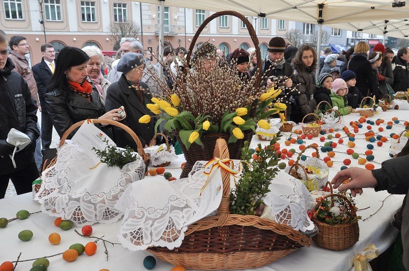 Na Rynek Kościuszki przyszli białostoczanie ze święconkami....