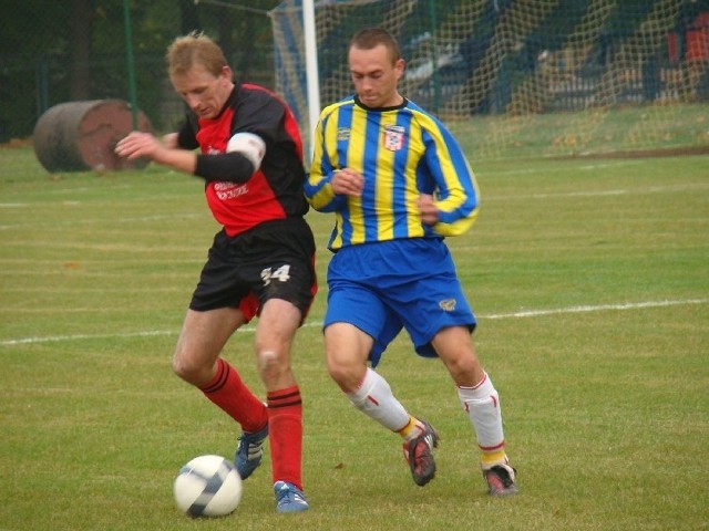 Grzegorz Tomasik (z lewej) obrońca Oskara, w meczu z Zorzą Kowala zagrał w defensywie dobrze, ale jego zespół po raz kolejny zszedł z boiska pokonany