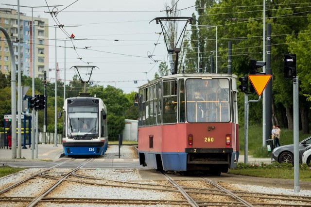 Pasażerowie "siódemki" pytają, dlaczego na trasie z Kapuścisk do Fordonu kursują głównie stare Konstale i to jeden wagon. Drogowcy odpowiadają: - Obecnie nie mamy możliwości skierowania na tę linię większej liczby tramwajów niskopodłogowych.