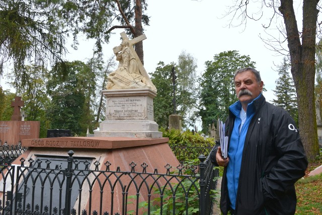 - W tym roku dzięki kweście uratowaliśmy 15 pomników, między innymi ten - mówi Stanisław Szrek.