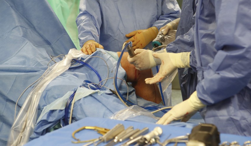 Operacja uszkodzeń wielowięzadłowych kolana w Szpitalu im....