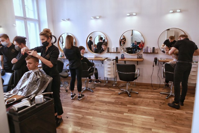 Salon fryzjerski z Poznania Berry Beauty Concept strzyże za darmo dzieci z Ukrainy. Akcja trwa w niedzielę, 20 marca