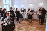 Salon fryzjerski z Poznania wspiera obywateli Ukrainy. Trwa darmowe strzyżenie dla dzieci. Zobacz zdjęcia!