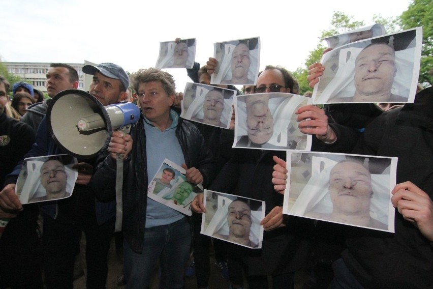 Protest przed komisariatem na Trzemeskiej we wtorek...