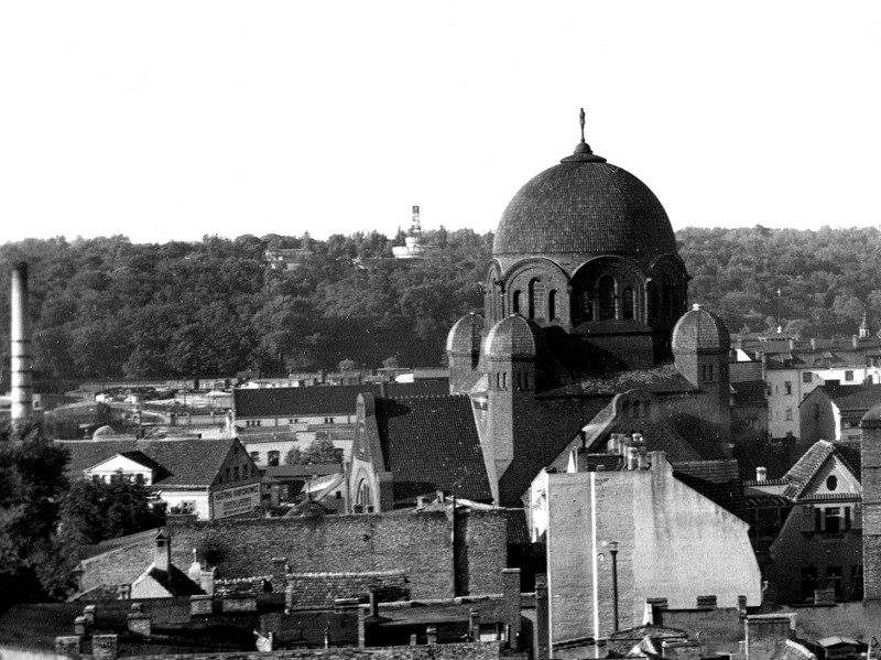 Synagoga, a w tle wieża koszarowa w Forcie Winiary....