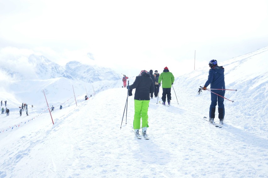 Tatry. Kasprowy Wierch oblężony przez narciarzy i turystów [ZDJĘCIA]