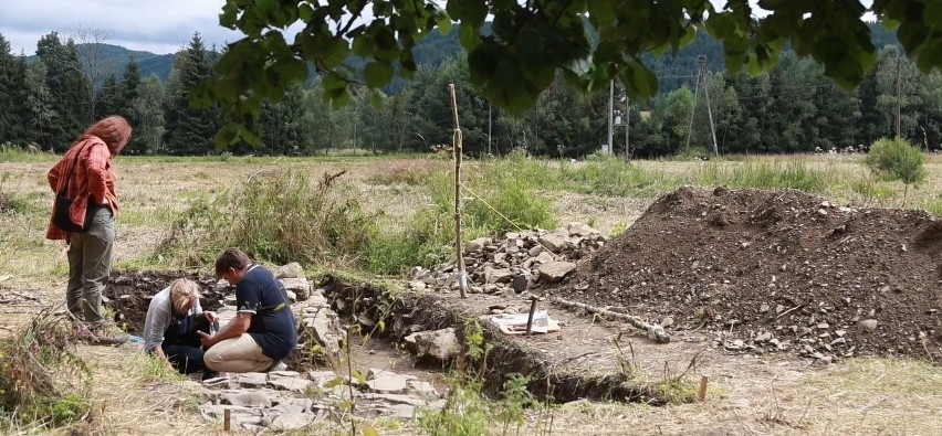 Prace wykopaliskowe w Woli Michowej. Odkryto cmentarz z czasów Wielkiej Wojny [WIDEO]