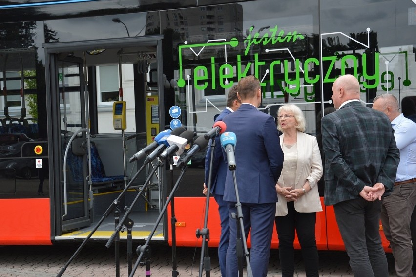 Stalowa Wola otrzymała kolejne trzy autobusy elektryczne do miejskiej komunikacji, wkrótce dojadą dwa. Zobacz zdjęcia