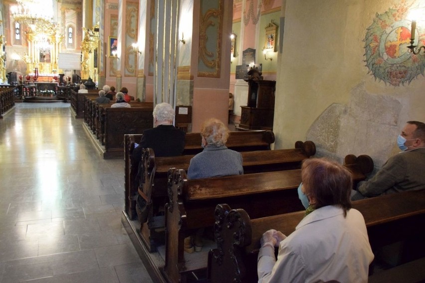 Kościoły w Opatowie w niedzielę 10 maja - tak modlili się wierni na mszach. Obostrzenia związane z koronawirusem obowiązują [ZDJĘCIA]