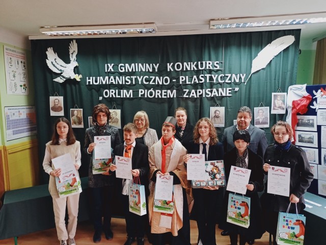 Laureaci konkursu „Orlim Piórem Zapisane” w szkole w Sołtykowie w gminie Skaryszew, otrzymali nagrody przyznane przez jury.