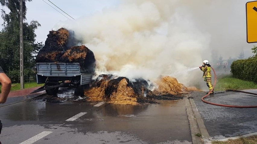 Niezwykły pożar na drodze wojewódzkiej w Rawicy pod Zwoleniem - spaliła się słoma na przyczepie ciągnika